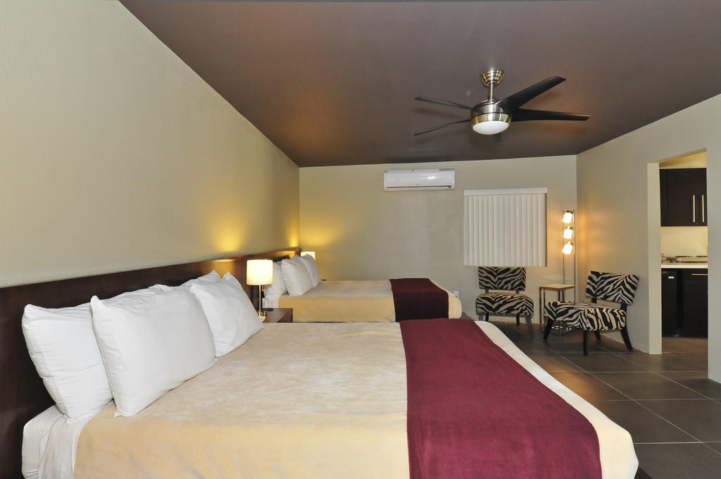 Bearfoot Inn - Clothing Optional Hotel For Gay Men Palm Springs Bilik gambar